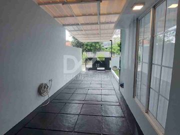 Rumah dijual murah di Serpong Park semi furnish cantik