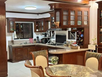 Parkplace Village 5 Spacious Bedrooms house and lot semi furnished with solar panels for sale