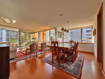 Vive en grande en Las Condes ✨ Departamento 4D/4B, terraza, quinchos, piscinas y entorno seguro cerca de todo 🏊‍♂️🌳