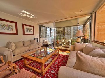 Vive en grande en Las Condes ✨ Departamento 4D/4B, terraza, quinchos, piscinas y entorno seguro cerca de todo 🏊‍♂️🌳
