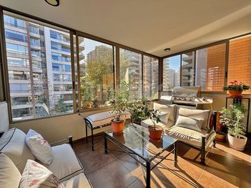 Vive en grande en Las Condes ✨ Departamento 4D/4B, terraza, quinchos, piscinas y entorno seguro cerca de todo 🏊‍♂️🌳