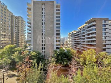 Vive en grande en Las Condes ✨ Departamento 4D/4B, terraza, quinchos, piscinas y entorno seguro cerca de todo 🏊‍♂️🌳