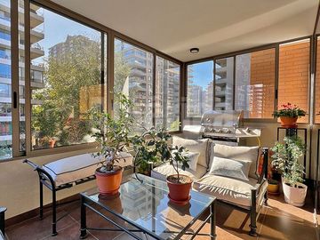Vive en grande en Las Condes ✨ Departamento 4D/4B, terraza, quinchos, piscinas y entorno seguro cerca de todo 🏊‍♂️🌳