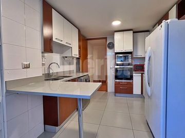 Vive en grande en Las Condes ✨ Departamento 4D/4B, terraza, quinchos, piscinas y entorno seguro cerca de todo 🏊‍♂️🌳