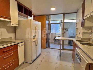 Vive en grande en Las Condes ✨ Departamento 4D/4B, terraza, quinchos, piscinas y entorno seguro cerca de todo 🏊‍♂️🌳