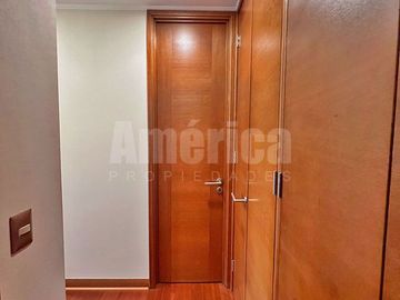 Vive en grande en Las Condes ✨ Departamento 4D/4B, terraza, quinchos, piscinas y entorno seguro cerca de todo 🏊‍♂️🌳