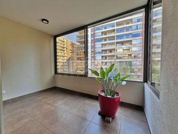 Vive en grande en Las Condes ✨ Departamento 4D/4B, terraza, quinchos, piscinas y entorno seguro cerca de todo 🏊‍♂️🌳
