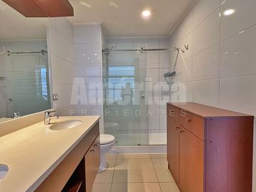 Vive en grande en Las Condes ✨ Departamento 4D/4B, terraza, quinchos, piscinas y entorno seguro cerca de todo 🏊‍♂️🌳