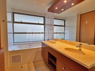 Vive en grande en Las Condes ✨ Departamento 4D/4B, terraza, quinchos, piscinas y entorno seguro cerca de todo 🏊‍♂️🌳