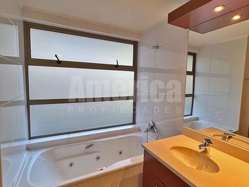 Vive en grande en Las Condes ✨ Departamento 4D/4B, terraza, quinchos, piscinas y entorno seguro cerca de todo 🏊‍♂️🌳