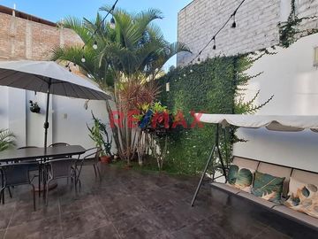 Vendo Hermosa Y Moderna Casa En La Urb Primavera 210 M2 320,000 Dolares