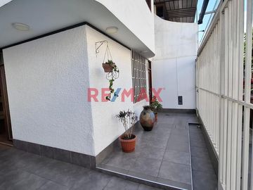Vendo Hermosa Y Moderna Casa En La Urb Primavera 210 M2 320,000 Dolares