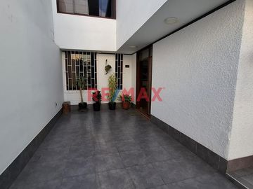 Vendo Hermosa Y Moderna Casa En La Urb Primavera 210 M2 320,000 Dolares
