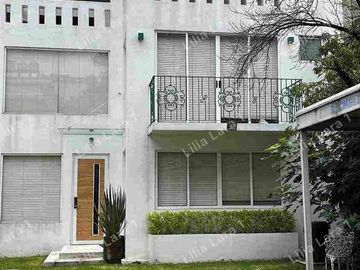 Venta de Residencia principal y casa trasera