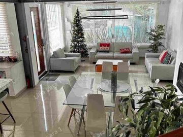 Venta de Residencia principal y casa trasera