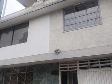 VENTA CASA DOS PLANTAS CON APARTAESTUDIOS BARRIO EL LIDO