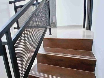 Rumah 2 Lantai Dekat Stasiun Harga Terjangkau