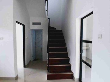 Rumah 2 Lantai Dekat Stasiun Harga Terjangkau