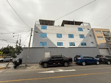 Vendo excelente local de 4 pisos en esquina