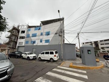 Vendo excelente local de 4 pisos en esquina
