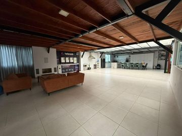 Vendo excelente local de 4 pisos en esquina