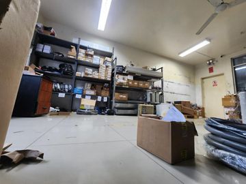 Vendo excelente local de 4 pisos en esquina