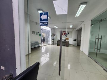 Vendo excelente local de 4 pisos en esquina