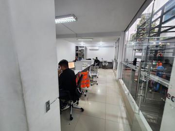 Vendo excelente local de 4 pisos en esquina