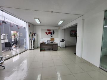Vendo excelente local de 4 pisos en esquina