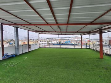 Vendo excelente local de 4 pisos en esquina