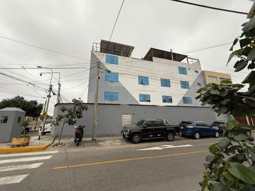 Vendo excelente local de 4 pisos en esquina