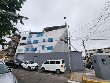 Vendo excelente local de 4 pisos en esquina