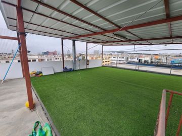 Vendo excelente local de 4 pisos en esquina