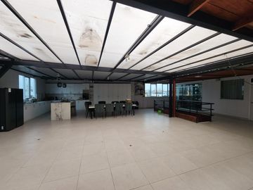Vendo excelente local de 4 pisos en esquina