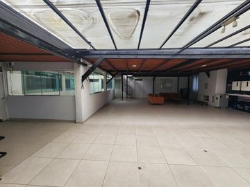 Vendo excelente local de 4 pisos en esquina