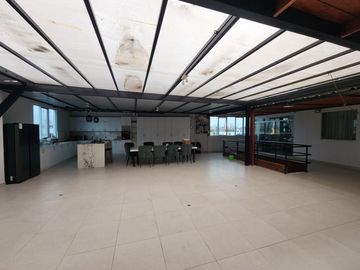 Vendo excelente local de 4 pisos en esquina
