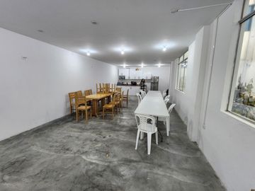 Vendo excelente local de 4 pisos en esquina