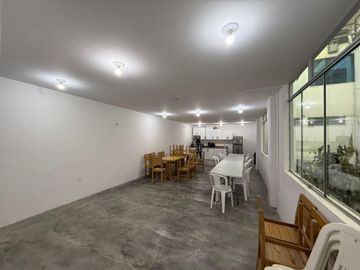 Vendo excelente local de 4 pisos en esquina