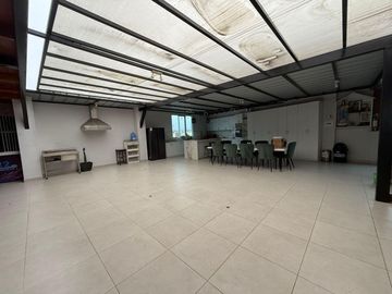 Vendo excelente local de 4 pisos en esquina