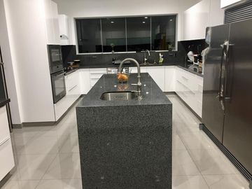 Vendo impresionante casa de estreno en el Golf de San Isidro zona residencial.
