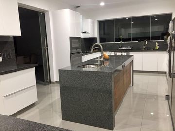 Vendo impresionante casa de estreno en el Golf de San Isidro zona residencial.