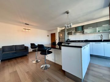 Se Vende Departamento Remodelado Y Amoblado, Estacionamiento. Providencia, Los Leones