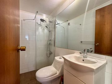 Se Vende Departamento Remodelado Y Amoblado, Estacionamiento. Providencia, Los Leones