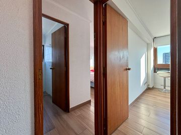 Se Vende Departamento Remodelado Y Amoblado, Estacionamiento. Providencia, Los Leones