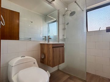 Se Vende Departamento Remodelado Y Amoblado, Estacionamiento. Providencia, Los Leones
