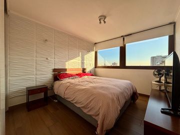 Se Vende Departamento Remodelado Y Amoblado, Estacionamiento. Providencia, Los Leones