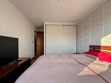 Se Vende Departamento Remodelado Y Amoblado, Estacionamiento. Providencia, Los Leones
