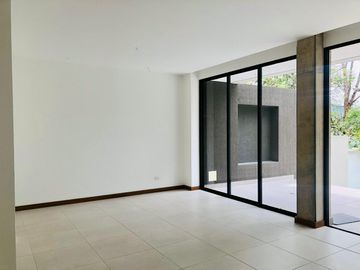 Venta Casa a Estrenar en Cumbayá, Conjunto Residencial de 9 casas, 266M² C. 385 M² T. $310.000
