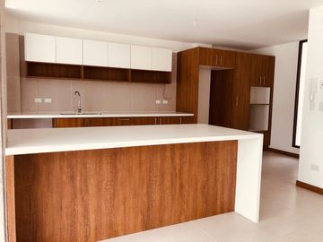 Venta Casa a Estrenar en Cumbayá, Conjunto Residencial de 9 casas, 266M² C. 385 M² T. $310.000