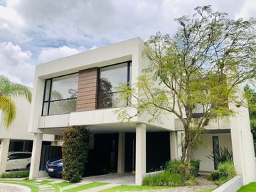 Venta Casa a Estrenar en Cumbayá, Conjunto Residencial de 9 casas, 266M² C. 385 M² T. $310.000
